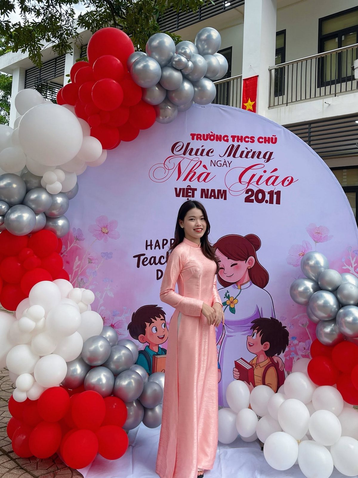 Cô giáo SVERSE chào đón học sinh